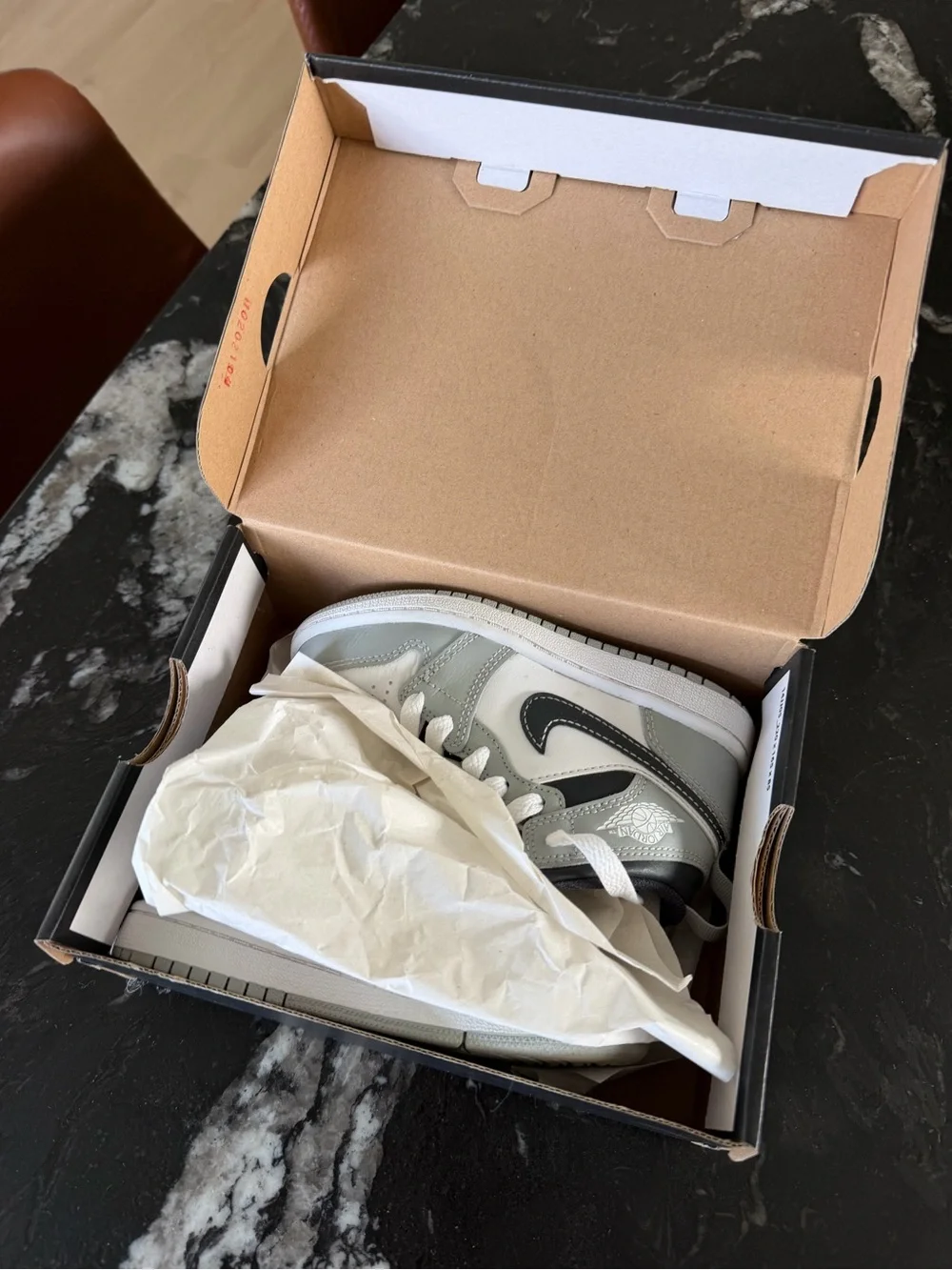 JORDAN 1 MID (PS)    Nike Kids' High-Top Sneakers in White and Light Gray